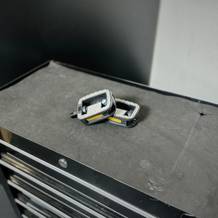 Die Fahrradpedale von Fischer liegen auf einem Rollwagen.