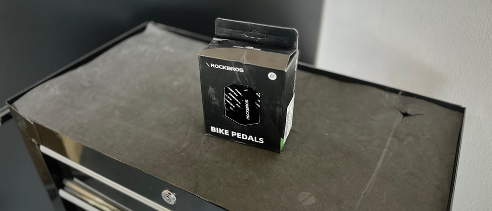 Die Verpackung der Rockbros Fahrradpedale steht auf einem Rollwagen.