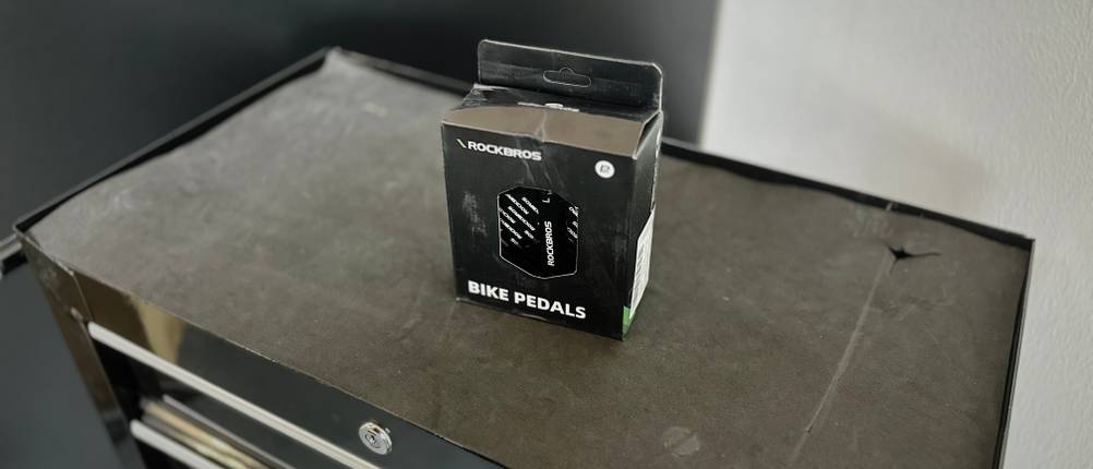 Die Verpackung der Rockbros Fahrradpedale steht auf einem Rollwagen.