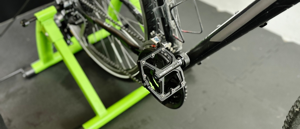 Das Fahrradpedal von Rockbros wurde an ein Fahrrad montiert.