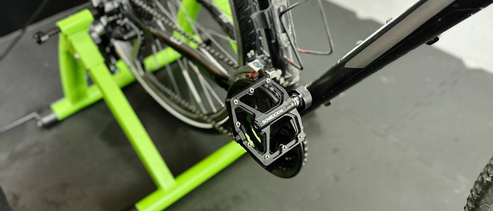 Das Fahrradpedal von Rockbros wurde an ein Fahrrad montiert.