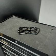 Die Fahrradpedale von Rockbros liegen auf einem Rollwagen.