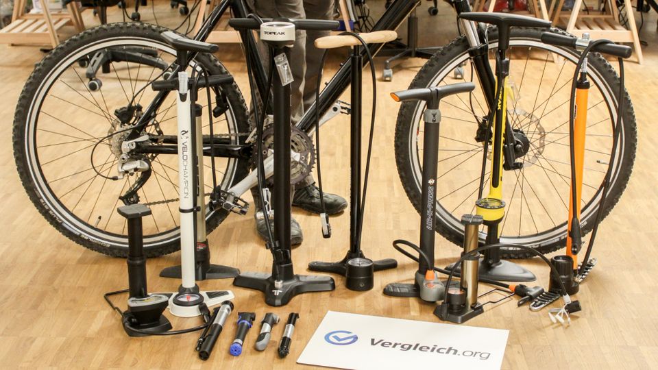 Fahrradpumpen-Test: Diverse Fahrradpumpen stehen vor einem Fahrrad.