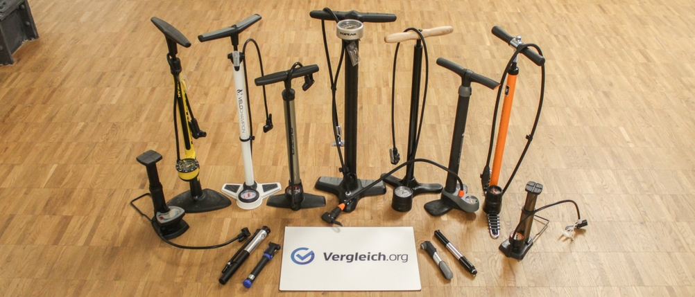 Fahrradpumpen-Test: Diverse Fahrradpumpen stehen auf dem Boden. 