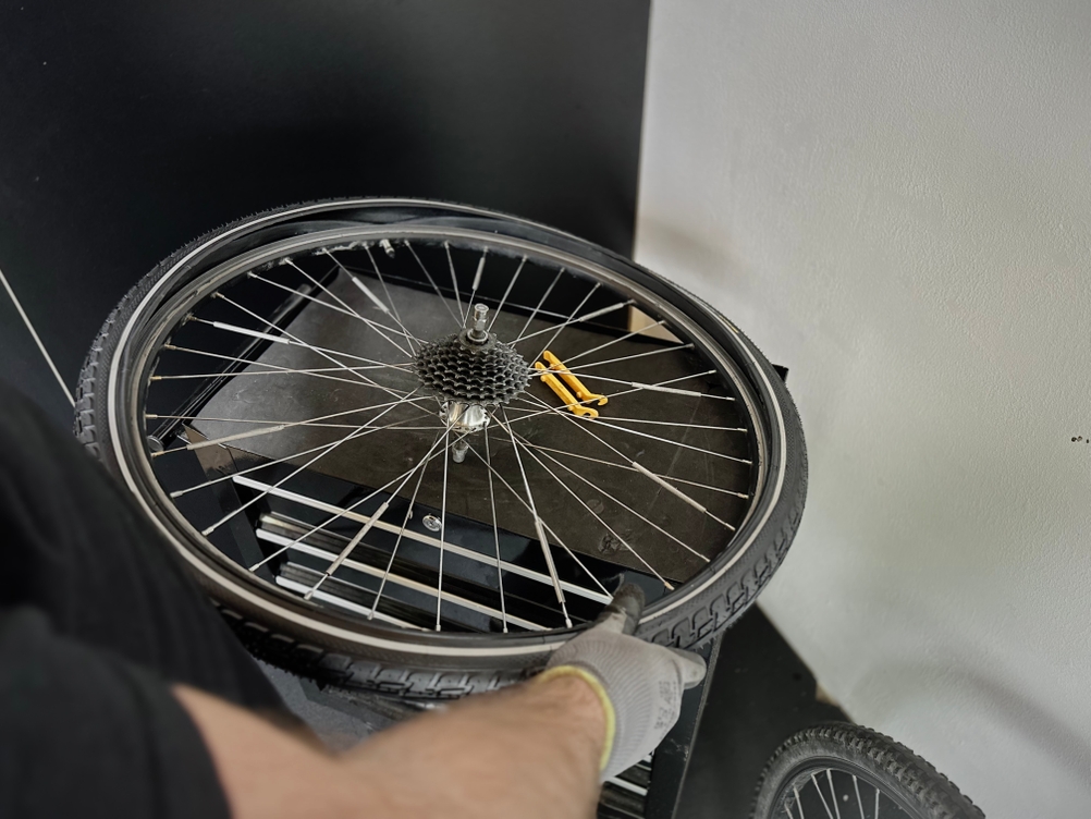 Der Fahrradreifen von Continental wird auf ein Rad eines Fahrrads montiert.