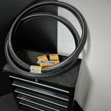Die Fahrradreifen von Continental mit Zubehör stehen auf einem Rollwagen.