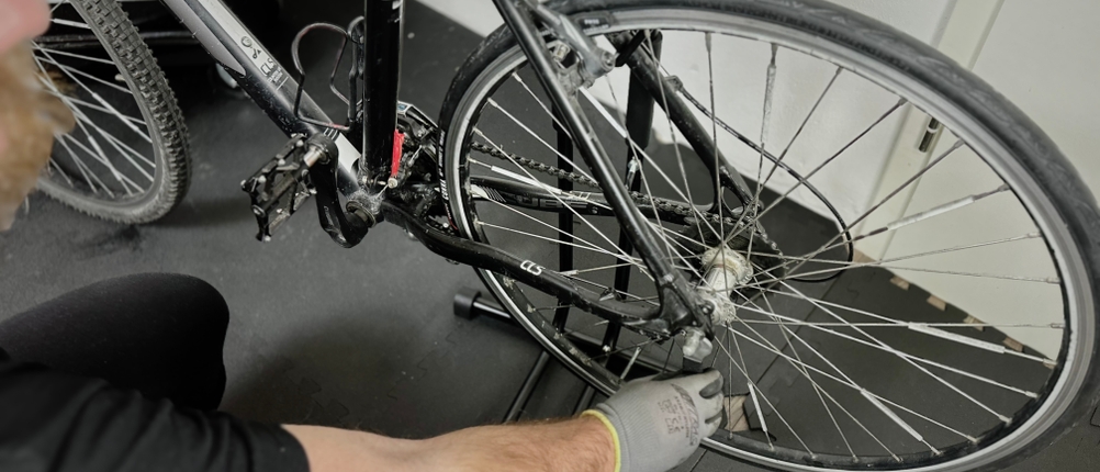 Der Fahrradreifen von Fincci wurde auf ein Rad montiert und wird am Fahrrad befestigt.