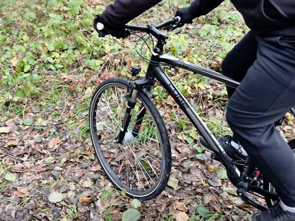 Der montierte Fahrradreifen von Schwalbe wird einem Test im Wald unterzogen.