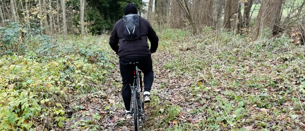 Der Fahrradreifen von Schwalbe wurde auf ein Fahrrad aufgezogen und wird bei einer Fahrt im Wald getestet.