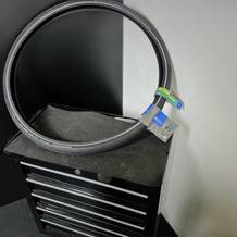 Der Fahrradreifen von Schwalbe steht auf einem Rollwagen.