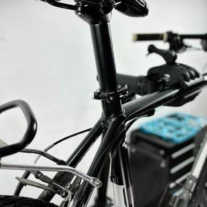 Ein schwarzes Fahrrad wird nach der Reinigung mit dem Muc-Off-Fahrradreiniger gezeigt. Der Rahmen ist sauber und glänzend, kein Schmutz ist sichtbar.