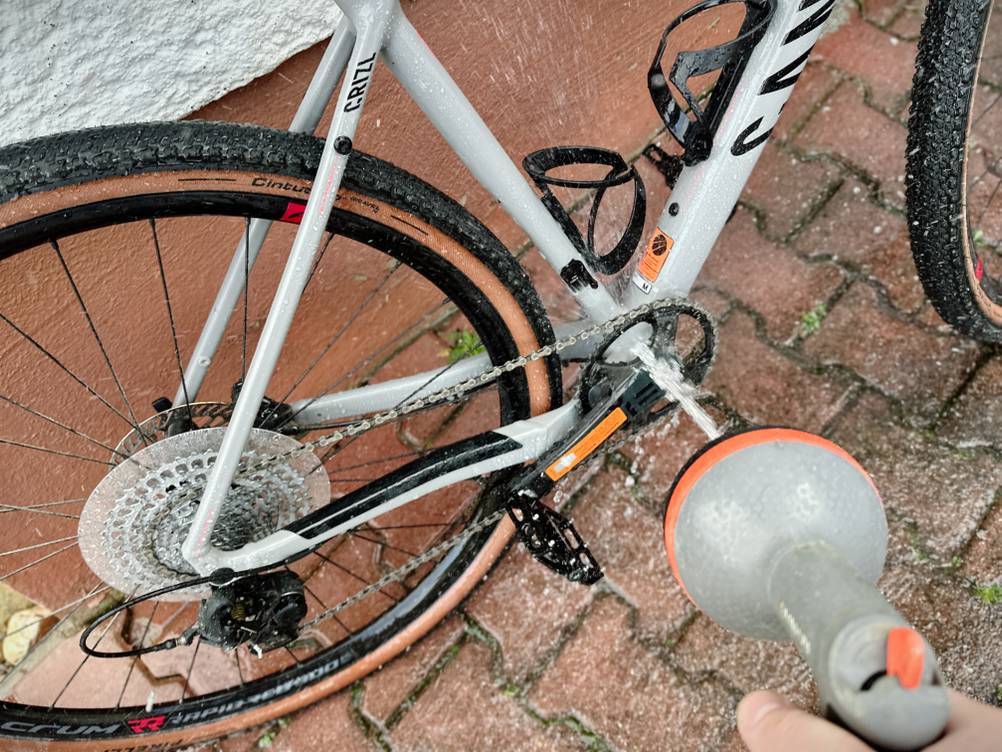 Ein Fahrradrahmen wird nach der Reinigung mit dem WD-40-Bike-Reiniger gezeigt. Der Bereich rund um das Tretlager ist sauber und glänzend.