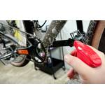 Der WD-40 Bike Reiniger wird auf das Kettenblatt und den Antriebsbereich eines Fahrrads aufgesprüht. Schaum und Flüssigkeit verteilen sich an Kette und Rahmen.