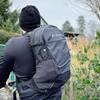 Der Vaude Tremalzo 22 Fahrradrucksack wird auf dem Rücken eines Radfahrers getragen. Die Rückseite zeigt das Vaude-Logo und das dunkle, schlichte Design.