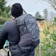 Der Vaude Tremalzo 22 Fahrradrucksack wird auf dem Rücken eines Radfahrers getragen. Die Rückseite zeigt das Vaude-Logo und das dunkle, schlichte Design.