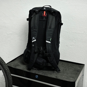 Die Rückseite des Vaude-Tremalzo-22-Fahrradrucksacks zeigt das Tragesystem und die Netzpolsterung. Der Rucksack steht frei auf einer schwarzen Kiste.