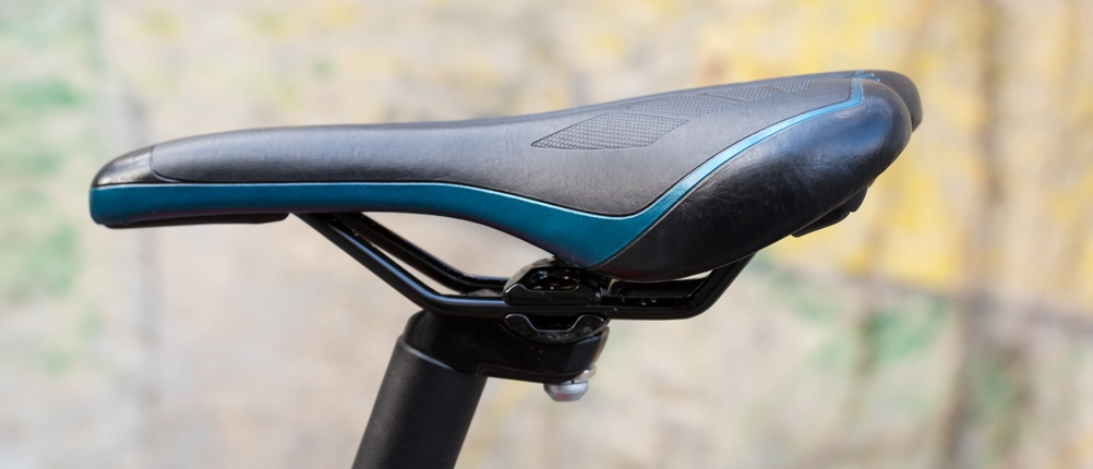 Nahansicht eines Fahrradsattels vor unscharfem Hintergrund.