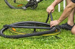 Fahrradschlauch von der Felge nehmen.