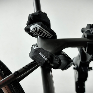 Das Abus CityChain 1010 ist um das Sattelrohr und den Hinterbau eines Fahrrads gewickelt. Das Schloss liegt eng am Rahmen an.