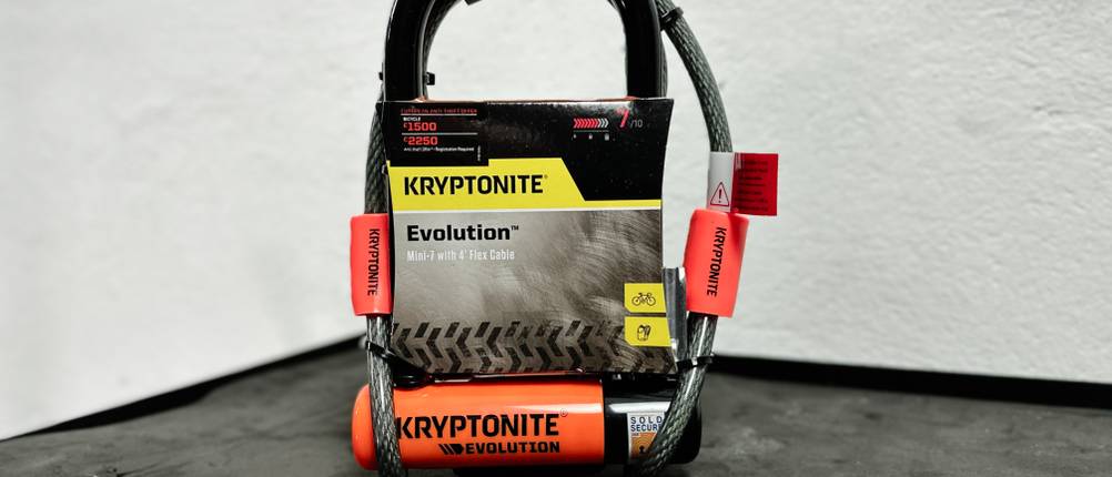 Das Kryptonite Evolution Mini-7 mit KryptoFlex-Kabel im Originalkarton. Auf der Verpackung sind die Sicherheitsstufe und die ATPO-Absicherung zu sehen.