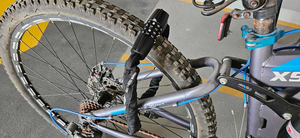 Fahrradschloss-lang-Test: Ein getestetes langes Fahrradschloss an einem Hinterrad befestigt.