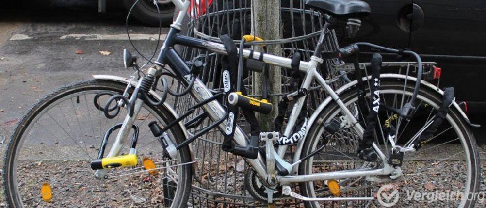 Fahrradschloss Test: ein Fahrrad wurde mit zig verschiedenen Fahrradschlössern an einen Draht gekettet.