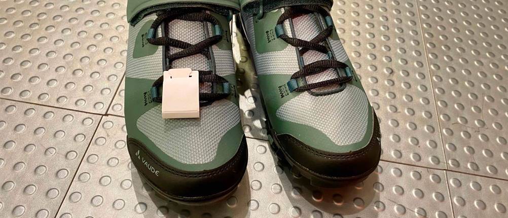 Fahrradschuhe-Damen-Test: Ein Paar Fahrradschuhe für Damen von vorne mit Schnürung und Klettverschluss.