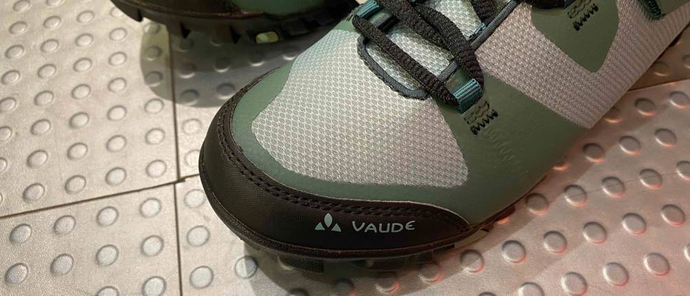 Fahrradschuhe-Damen-Tesr: Nahaufnahme der Spitze eines getesteten Fahrradschuhes für Damen mit Logo.