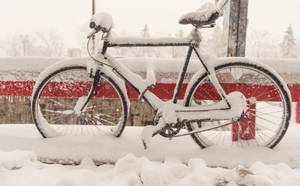 fahrradschutzhuelle-mit-schnee-bedeckt