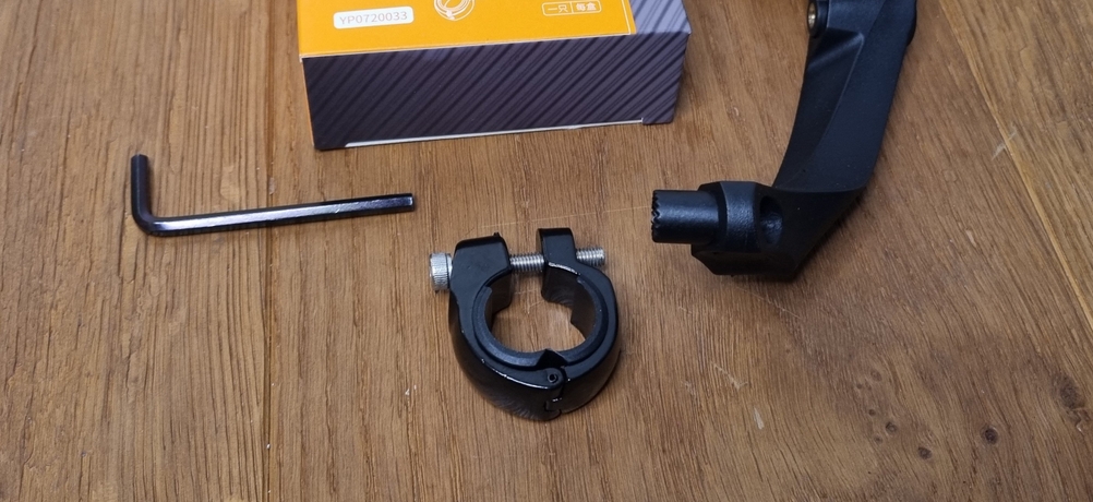 Montagematerial des Chimona-Fahrrad-Spiegels auf einem Tisch. 