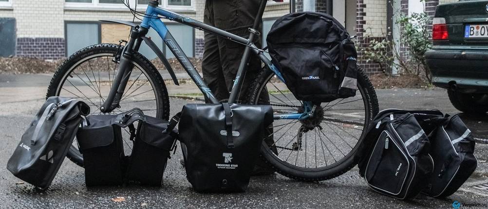 Fahrradtaschen werden auf dem Innenhof getestet.