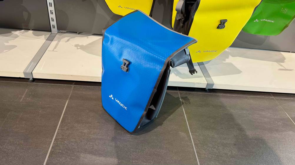 Die getestete Fahrradtasche Vaude mit geöffneter Schnalle vor auf dem Boden stehend.