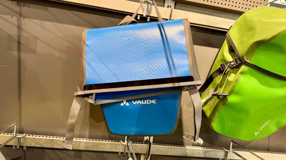 Fahrradtasche Vaude getestet: Eine Tasche hängt in einem Regal.