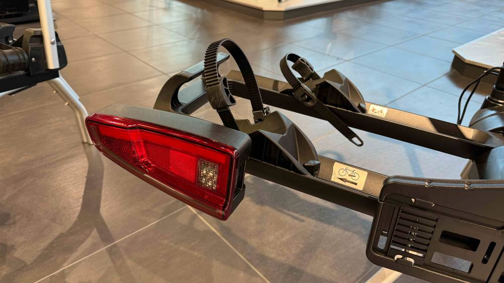 Fahrradträger E-Bike getestet: Nahaufnahme der Lichter links.