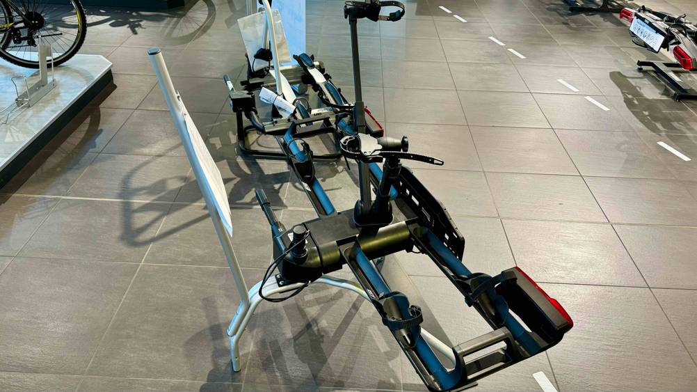 Ein getesteter Fahrradträger E-Bike von schräg hinten auf einem Ständer in einer Verkaufsfläche.