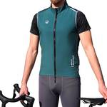 Fahrradweste-Herren-Test: ein Mann trägt eine türkise Fahrradweste, hat eine Hand am Lenker und eine Hand am Sattel, vor weißem Hintergrund