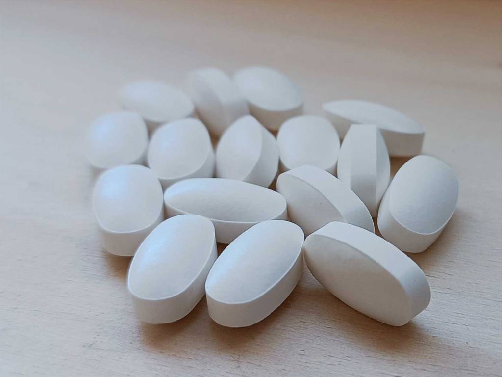 Bromelain Test: Nahaufnahme von weißen Tabletten.
