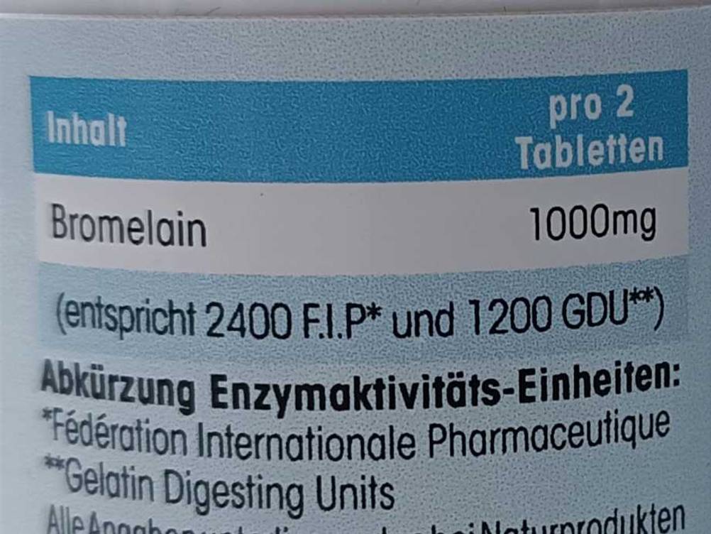 Nahaufnahme des Etikettes mit Inhaltsangaben einer Dose Bromelain im Test.