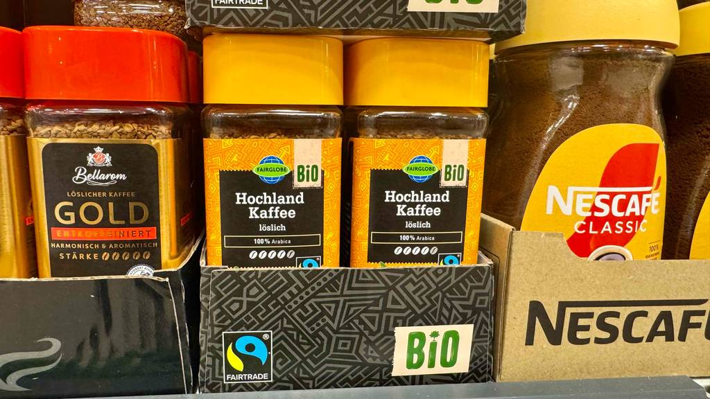 Getestet: Hochland-Kaffee in der wiederverschließbaren Glasdose steht in einem Verkaufsregal neben anderen Sorten löslichen Kaffees.