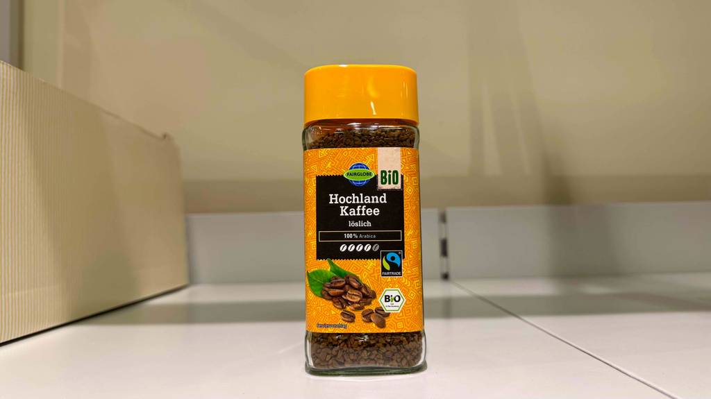 Im Test: Hochland-Kaffee in der wiederverschließbaren Glasdose steht auf einer weißen Oberfläche.