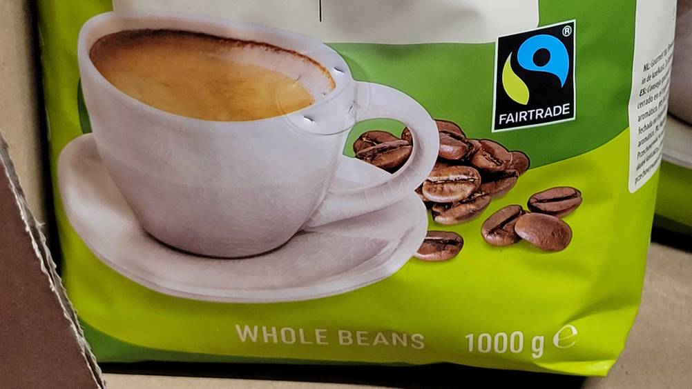 Fairtrade-Kaffeebohnen im Test: Nahaufnahme der Grafik auf der Verpackung mit Gewichtsangabe.