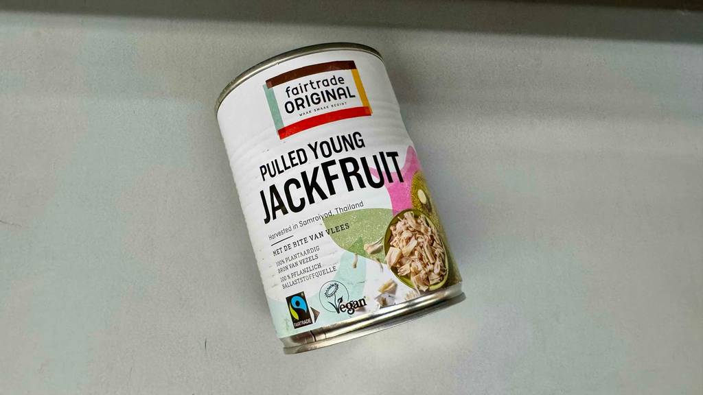 Auf einer Dose getestete Jackfruit stehen Informationen zur Herstellung.