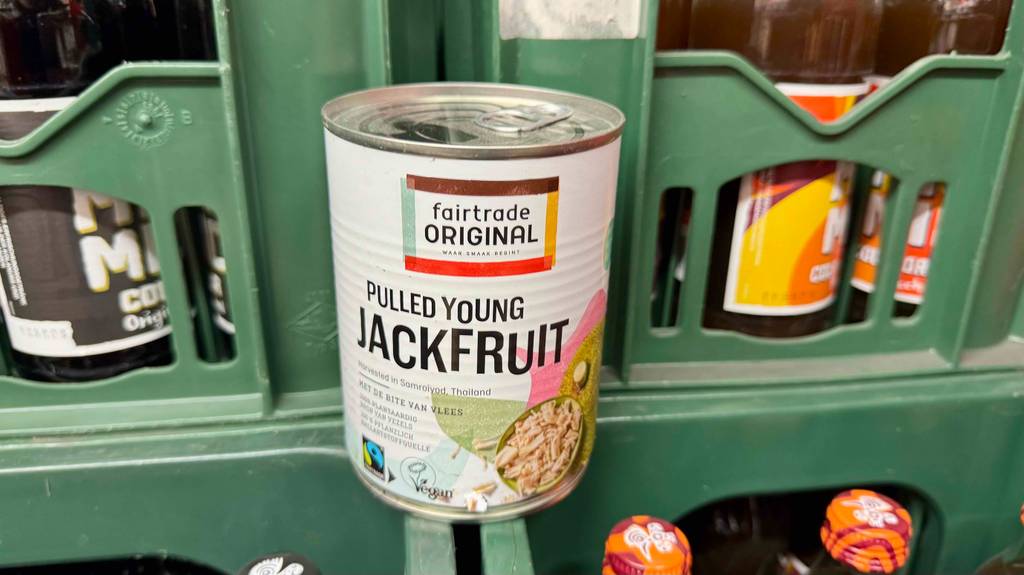 Eine Dose Jackfruit steht zum testen auf Getränkekisten.