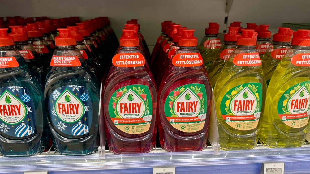 Mehrere Flaschen des getesteten Fairy-Spülmittels in einem Verkaufsregal.