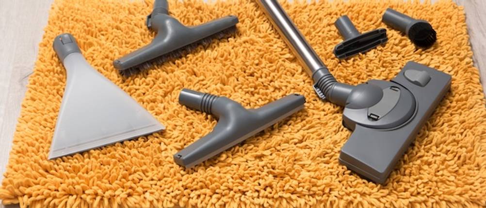 Fakir-Staubsauger getestet: Verschiedene Stausaugerdüsen auf einem gelben Hochfloor-Teppich.