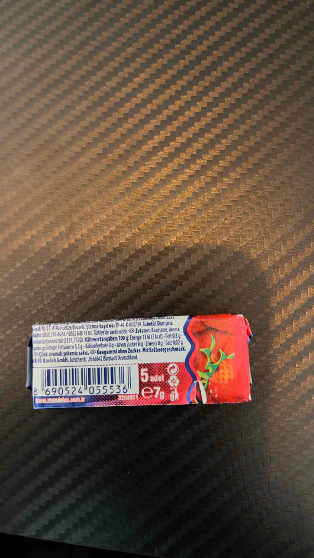 Die Rückseite des getesteten Falim-Kaugummis auf einer dunklen Fläche.