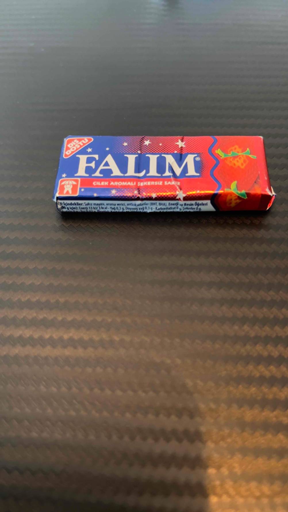 Falim-Kaugummi im Test: Eine Packung von vorne auf einer dunklen Fläche.