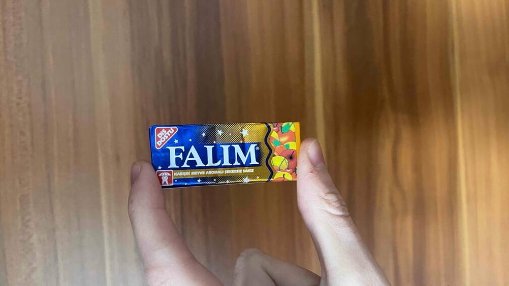 Eine Hand hält eine Packung des getesteten Falim-Kaugummis.