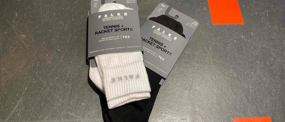 Die getesteten Tennissocken liegen auf einem grauen Untergrund.