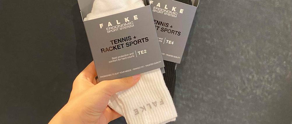 Die getesteten Tennissocken werden hochgehalten.